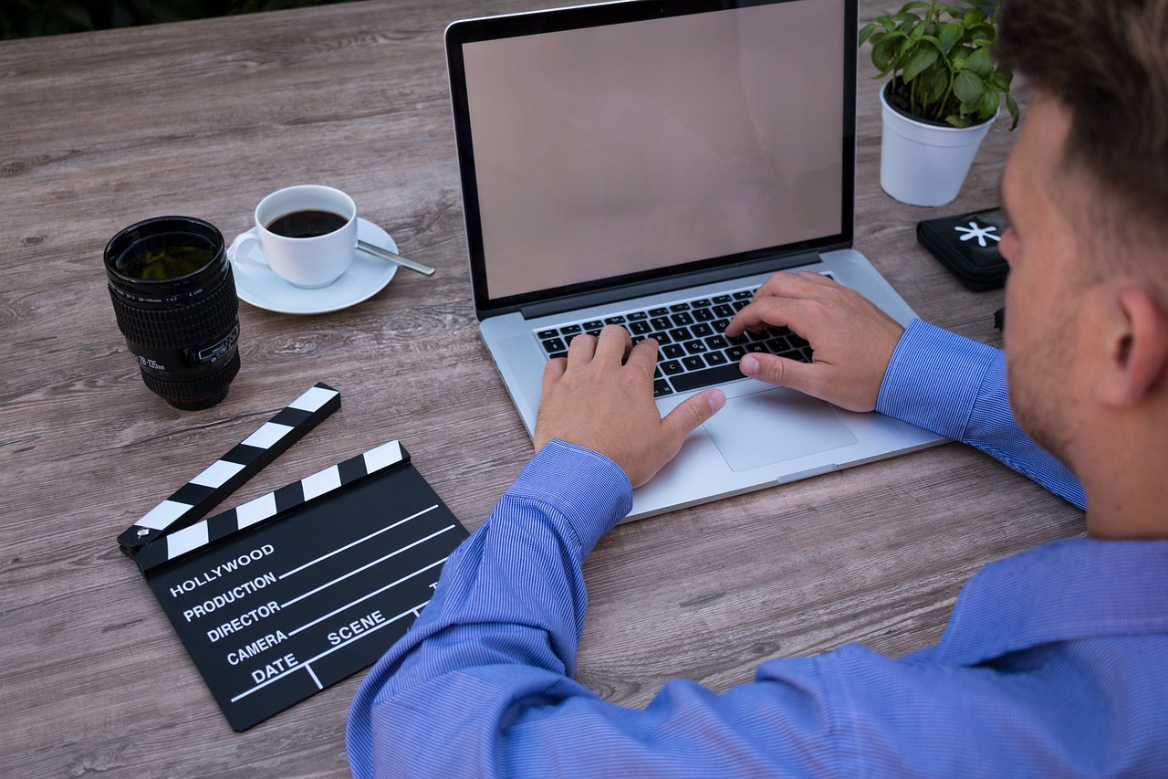 filmmakers-2838935_1280.jpg